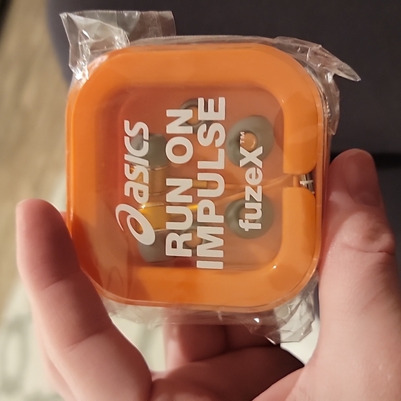 ASICS headphones - Picture 1 of 1